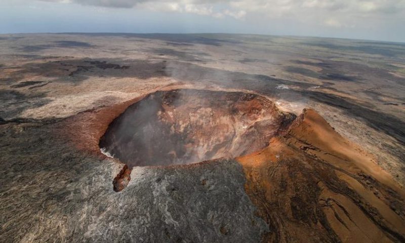 The smoking crater of the volcano Mauna Loa in Hawaii Volcanoes National Park on the Big Island. (Storz/Getty Images/iStockphoto)
