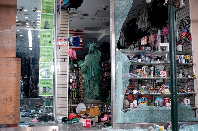  A looted souvenir shop is seen after a night of protest over the death of  an African-American man George Floyd in Minneapolis on June 2, 2020 in Manhattan in New York City. - New York's mayor Bill de Blasio yesterday declared a city curfew from 11:00 pm to 5:00 am, as sometimes violent anti-racism protests roil communities nationwide. Saying that 