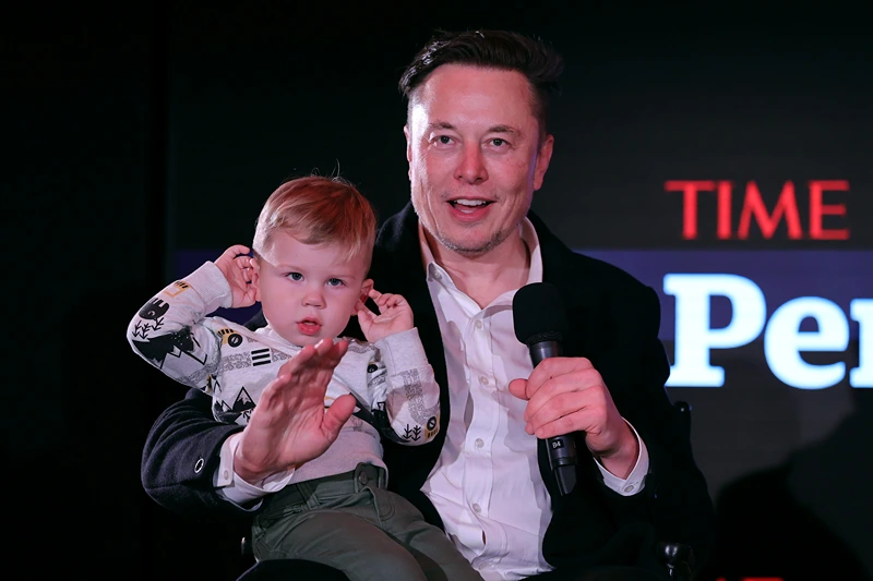  Elon Musk and son X Æ A-12 on stage TIME Person of the Year on December 13, 2021 in New York City. (Photo by Theo Wargo/Getty Images for TIME)