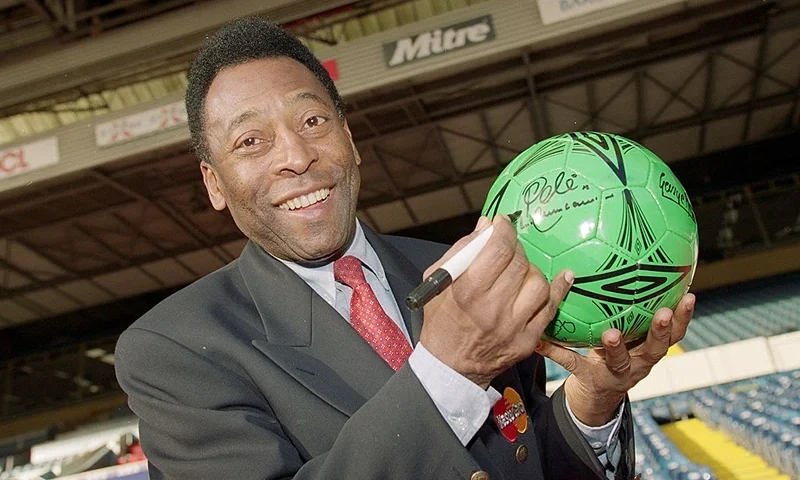 31 Oct 2000: Pele during an AXA photocall at Wembley in London. Mandatory Credit: Clive Mason /Allsport