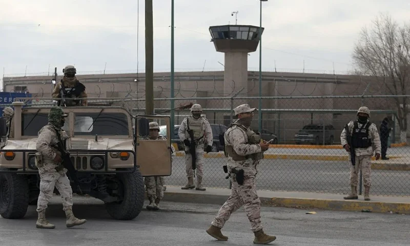 Members of the Mexican Army secure an area outside the prison of Ciudad Juarez number 3 after an attack in Ciudad Juarez, Chihuahua state, on January 1, 2023. - Gunmen attacked a prison in the northern Mexican city of Ciudad Juarez on Sunday, leaving 14 people dead and allowing 24 inmates to escape, the Chihuahua state prosecutor's office said. An unknown number of gunmen aboard armoured vehicles took part in the attack, and the dead included ten correctional officers and security agents, it said in a statement. (Photo by HERIKA MARTINEZ / AFP) (Photo by HERIKA MARTINEZ/AFP via Getty Images)