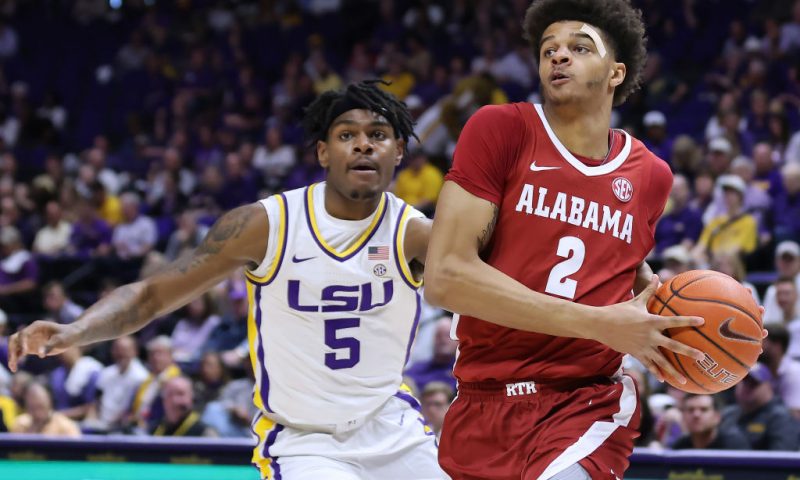 BATON ROUGE, LOUISIANA - MARCH 05: Darius Miles #2 of the Alabama Crimson Tide drives against Mwani Wilkinson #5 of the LSU Tigers during the first half at the Pete Maravich Assembly Center on March 05, 2022 in Baton Rouge, Louisiana. (Photo by Jonathan Bachman/Getty Images)