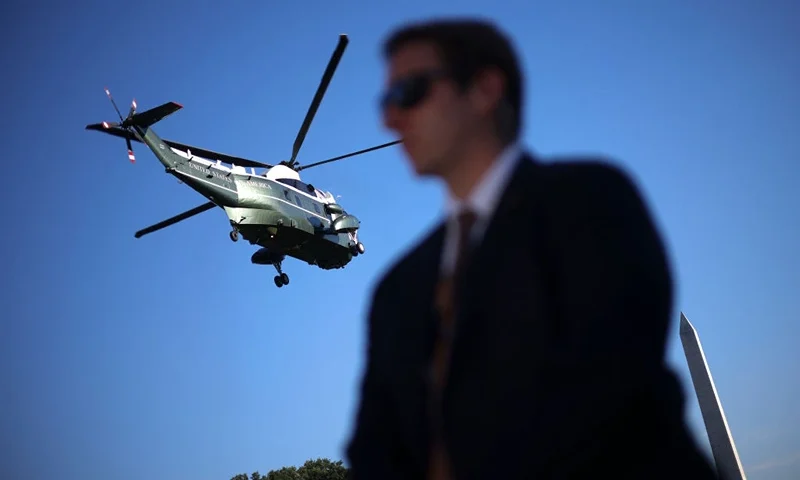 WASHINGTON, DC - SEPTEMBER 01: Marine One carries U.S. President Joe Biden from the White House as a Secret Service agent stands guard on September 01, 2022 in Washington, DC. Biden is traveling to Philadelphia to give an address to the nation later this evening. (Photo by Win McNamee/Getty Images)