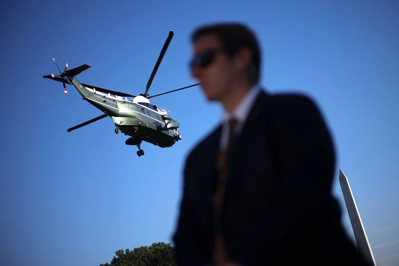 WASHINGTON, DC - SEPTEMBER 01: Marine One carries U.S. President Joe Biden from the White House as a Secret Service agent stands guard on September 01, 2022 in Washington, DC. Biden is traveling to Philadelphia to give an address to the nation later this evening. (Photo by Win McNamee/Getty Images)
