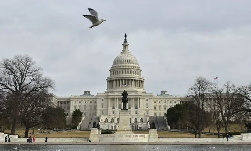 TOPSHOT - The US Capitol is seen in Washington, DC on January 22, 2018 after the US Senate reached a deal to reopen the federal government, with Democrats accepting a compromise spending bill. / AFP PHOTO / MANDEL NGAN (Photo credit should read MANDEL NGAN/AFP via Getty Images)
