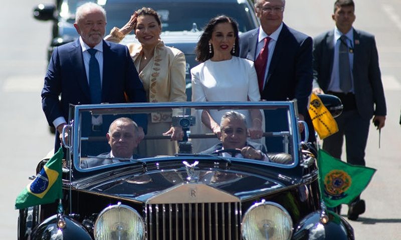 President-elect of Brazil Luiz Inacio Lula da Silva waves to supporters along his wife Rosangela da Silva, Vice-President-elect Geraldo Alckmin and his wife Maria Lucia Ribeiro Alckmin as they head towards the National Congress for the presidential inauguration ceremony on January 01, 2023 in Brasilia, Brazil. At the age of 77 and after having spent 580 days in jail between 2018 and 2019, Luiz Inácio Lula Da Silva starts his third period as president of Brazil. (Photo by Andressa Anholete/Getty Images