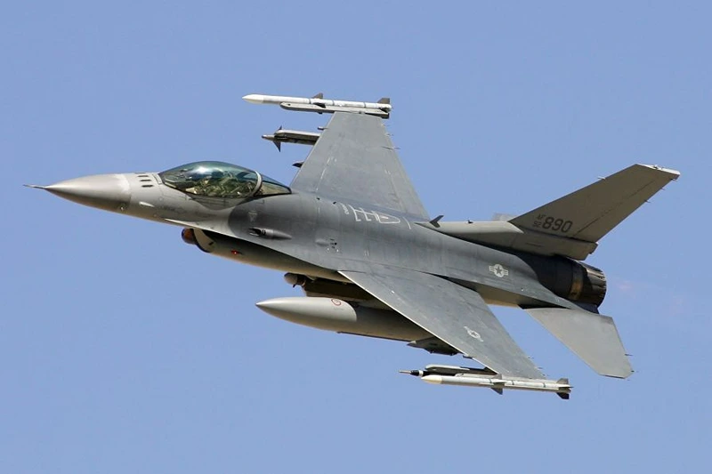  An F-16C Fighting Falcon flies by during a U.S. Air Force firepower demonstration at the Nevada Test and Training Range September 14, 2007 near Indian Springs, Nevada. (Photo by Ethan Miller/Getty Images)