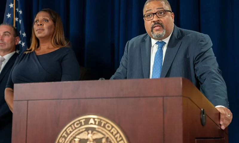 New York State Attorney General Letitia James (L) looks on as Manhattan District Attorney Alvin Bragg speaks at a press conference after Steve Bannon, former advisor to former President Donald Trump surrendered at the NY District Attorney's office to face charges on September 08, 2022 in New York City. Bannon faces a new criminal indictment that will mirror the federal case in which he was pardoned by former President Donald Trump. He and others have been alleged to have defrauded contributors to a private $25 million fundraising effort to build a wall along the U.S.-Mexico border according. (Photo by David Dee Delgado/Getty Images)