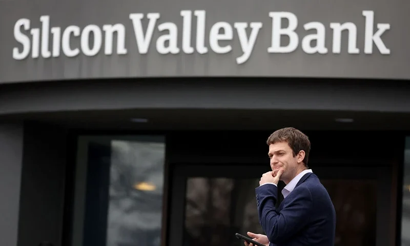 A customer stands outside of a shuttered Silicon Valley Bank (SVB) headquarters on March 10, 2023 in Santa Clara, California. Silicon Valley Bank was shut down on Friday morning by California regulators and was put in control of the U.S. Federal Deposit Insurance Corporation. (Photo by Justin Sullivan/Getty Images)