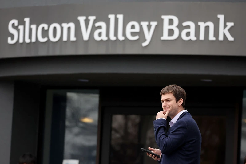  A customer stands outside of a shuttered Silicon Valley Bank (SVB) headquarters on March 10, 2023 in Santa Clara, California. Silicon Valley Bank was shut down on Friday morning by California regulators and was put in control of the U.S. Federal Deposit Insurance Corporation. (Photo by Justin Sullivan/Getty Images)