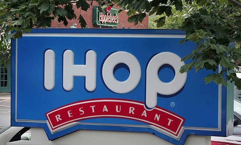 Signs mark the locations of neighboring IHOP and Applebee's restaurants July 16, 2007 in Elgin, Illinois. IHOP has agreed to purchase the Applebee's restaurant chain for about $2 billion. (Photo by Scott Olson/Getty Images)
