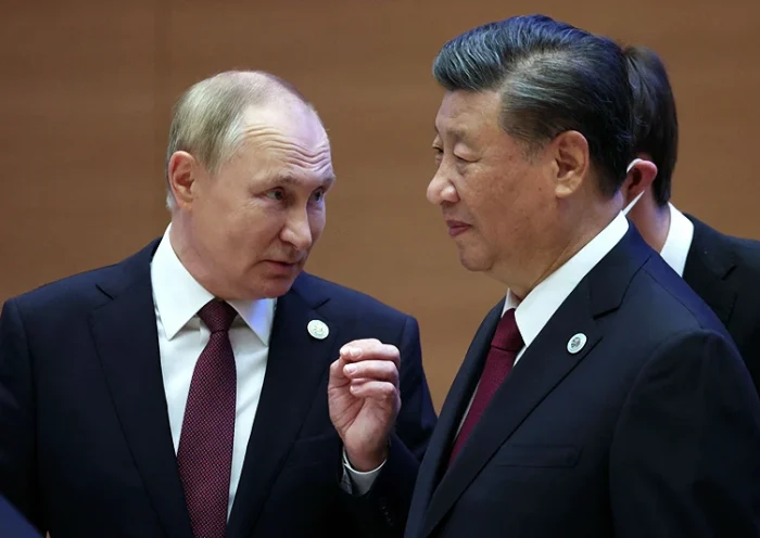 Russian President Vladimir Putin speaks to China's President Xi Jinping during the Shanghai Cooperation Organisation (SCO) leaders' summit in Samarkand on September 16, 2022. (Photo by Sergei BOBYLYOV / SPUTNIK / AFP) (Photo by SERGEI BOBYLYOV/SPUTNIK/AFP via Getty Images)