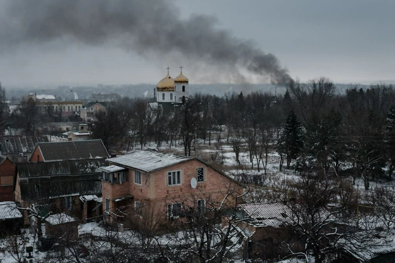  Black smoke rises after shelling in Bakhmut on February 3, 2023, amid the Russian invasion of Ukraine. (Photo by YASUYOSHI CHIBA / AFP) (Photo by YASUYOSHI CHIBA/AFP via Getty Images)