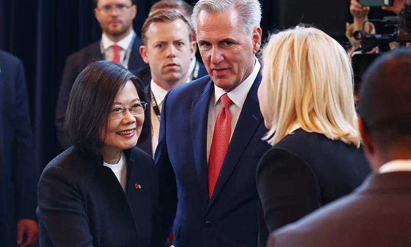 SIMI VALLEY, CALIFORNIA - APRIL 05: Speaker of the House Kevin McCarthy (R-CA) (CENTER R) walks with Taiwanese President Tsai Ing-wen (L) at the Ronald Reagan Presidential Library at a bipartisan leadership meeting on April 5, 2023 in Simi Valley, California. The historic meeting occurring on U.S. soil has been greeted by threats of retaliation by China. (Photo by Mario Tama/Getty Images)