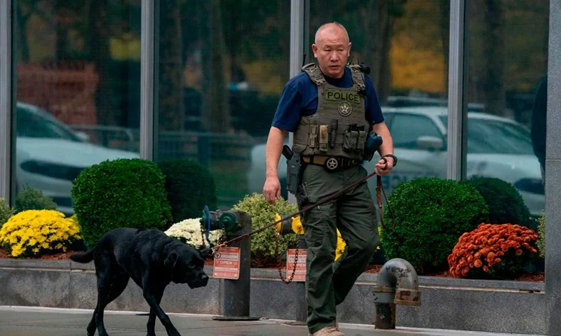 A member of the US Marshals Service walks with his dog for the start of jury selection for the El Chapo trial November 5, 2018 at Brooklyn Federal Court in New York. - Joaquin "El Chapo" Guzman goes on trial in New York on Monday, accused of running the world's biggest drug cartel and spending a quarter of a century smuggling more than 155 tons of cocaine into the United States. The mammoth trial in Brooklyn, which will cost millions of dollars and is expected to last more than four months, will see one of the world's most notorious criminals face the US justice system. (Photo by Don EMMERT / AFP) (Photo credit should read DON EMMERT/AFP via Getty Images)