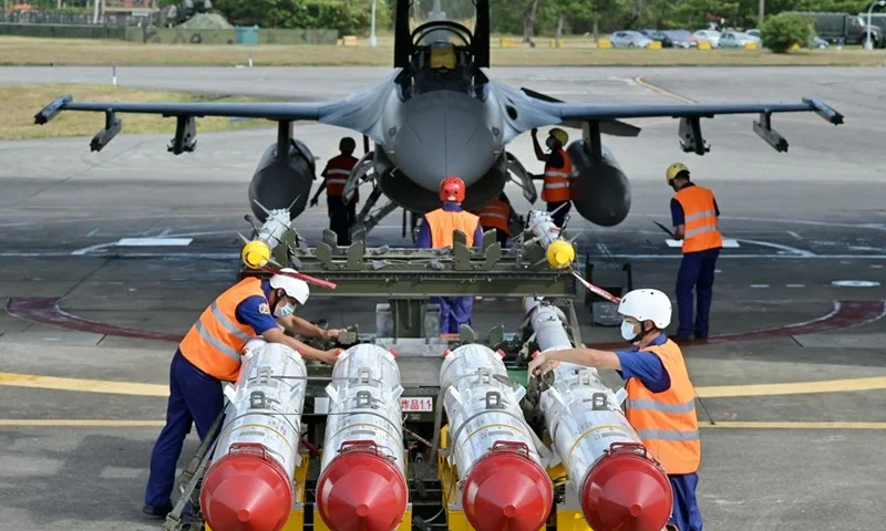 Air Force soldiers prepare to load US made Harpoon AGM-84 anti ship missiles in front of an F-16V fighter jet during a drill at Hualien Air Force base on August 17, 2022. (Photo by Sam Yeh / AFP) (Photo by SAM YEH/AFP via Getty Images)