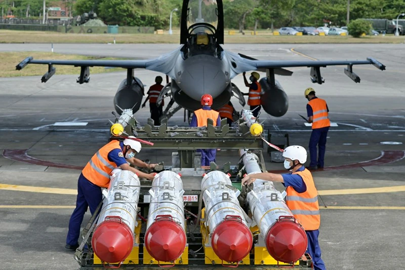 Air Force soldiers prepare to load US made Harpoon AGM-84 anti ship missiles in front of an F-16V fighter jet during a drill at Hualien Air Force base on August 17, 2022. (Photo by Sam Yeh / AFP) (Photo by SAM YEH/AFP via Getty Images)