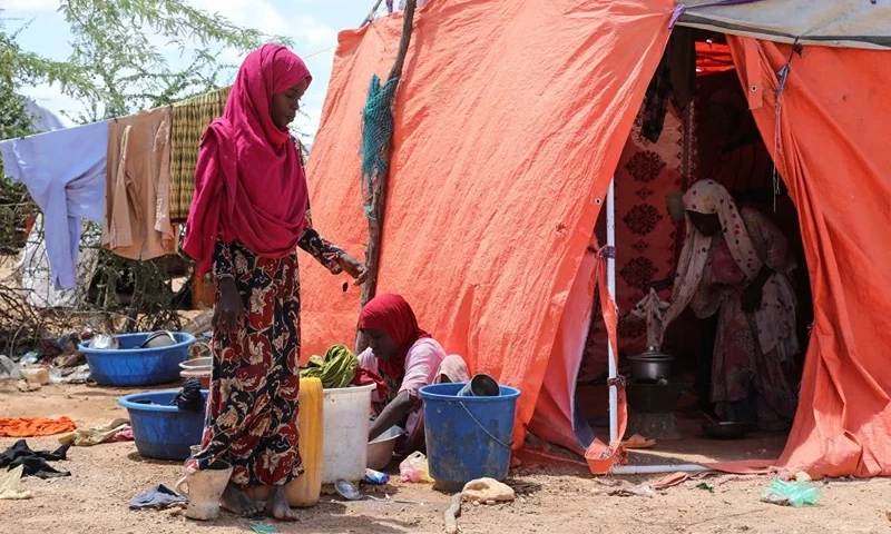 A displaced family stays at a makeshift hut after flooding outside of Beledweyne, central Somalia, on May 13, 2023. Around 200,000 people have been displaced due to flash flooding in central Somalia, a regional official told AFP, as the Shabelle River burst its banks and submerged roads. Inhabitants of Beledweyne town in Hiran region were forced out of their homes as heavy rainfall caused water levels to rise sharply. (Photo by Hassan Ali ELMI / AFP) (Photo by HASSAN ALI ELMI/AFP via Getty Images)