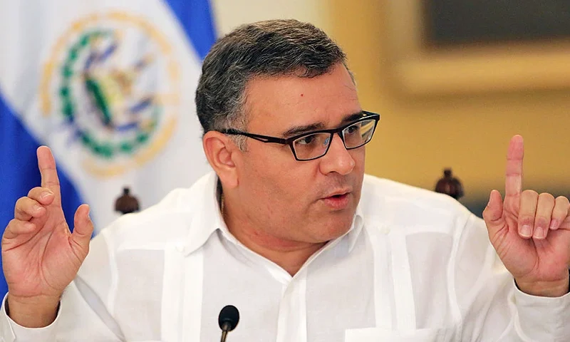 El Salvador's President Mauricio Funes speaks with foreign journalists during a meeting , prior to the presidential election to be held on February 2, in San Salvador, El Salvador on January 31, 2014. AFP PHOTO/ Inti OCON (Photo credit should read Inti Ocon/AFP via Getty Images)