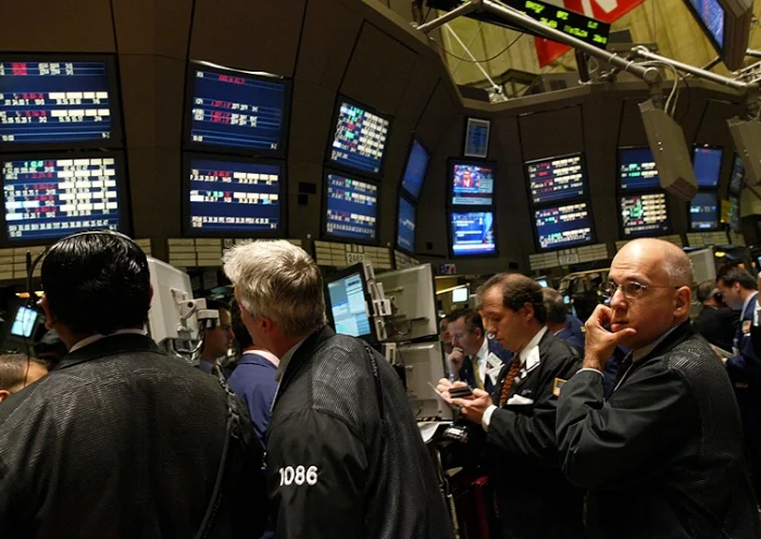 NEW YORK - SEPTEMBER 30: Traders work the floor of the New York Stock Exchange September 30, 2003 in New York City. In early morning trading, the Dow was down 118.88, or 1.3 percent, at 9,261.36. (Photo by Spencer Platt/Getty Images)