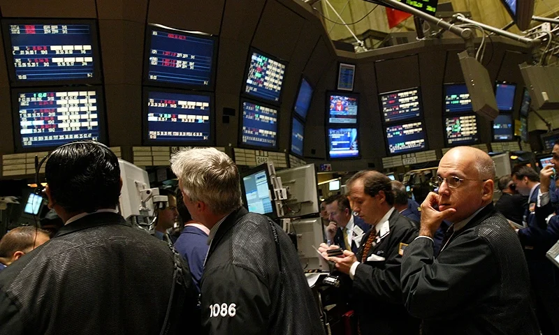 NEW YORK - SEPTEMBER 30: Traders work the floor of the New York Stock Exchange September 30, 2003 in New York City. In early morning trading, the Dow was down 118.88, or 1.3 percent, at 9,261.36. (Photo by Spencer Platt/Getty Images)
