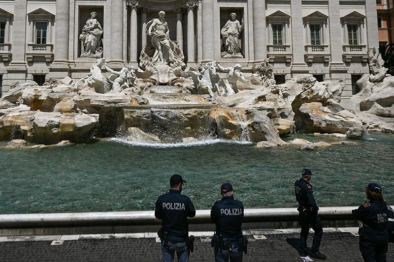 Activists turn Trevi Fountain black with charcoal.