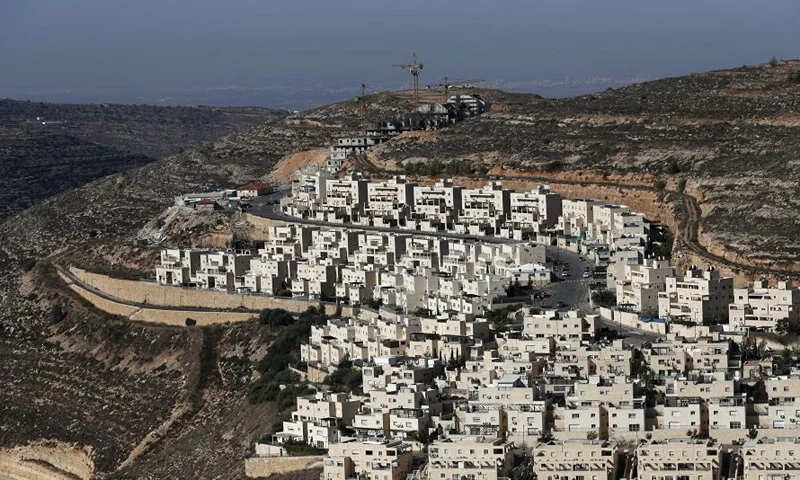 TOPSHOT - A picture shows a view of the Israeli settlement of Givat Zeev, near the Palestinian city of Ramallah in the occupied West Bank, on November 19, 2019. - Israeli Prime Minister Benjamin Netanyahu said a US statement deeming Israeli settlement not to be illegal "rights a historical wrong". But the Palestinian Authority decried the US policy shift as "completely against international law". Both sides were responding to an announcement by US Secretary of State Mike Pompeo saying that Washington "no longer considers Israeli settlements to be "inconsistent with international law". (Photo by AHMAD GHARABLI / AFP) (Photo by AHMAD GHARABLI/AFP via Getty Images)