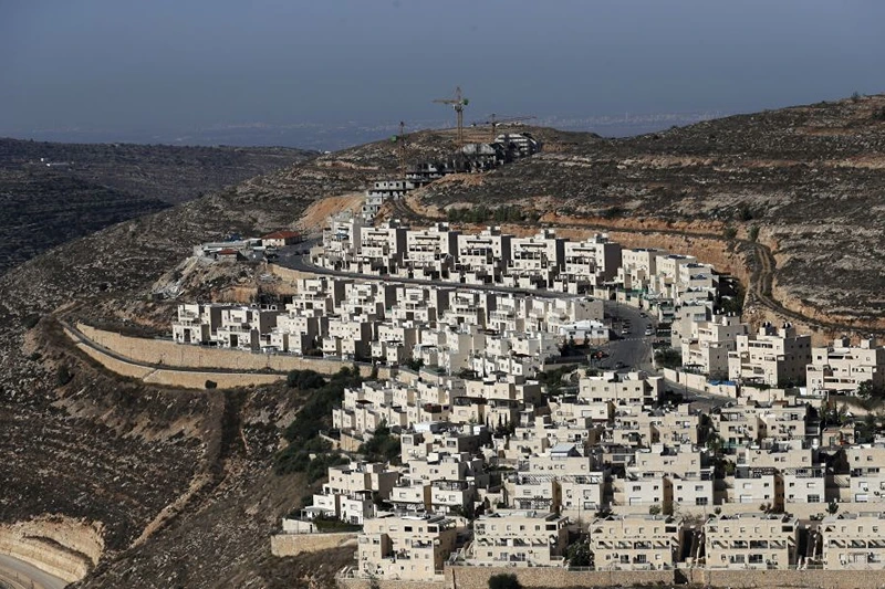 TOPSHOT - A picture shows a view of the Israeli settlement of Givat Zeev, near the Palestinian city of Ramallah in the occupied West Bank, on November 19, 2019. - Israeli Prime Minister Benjamin Netanyahu said a US statement deeming Israeli settlement not to be illegal "rights a historical wrong". But the Palestinian Authority decried the US policy shift as "completely against international law". Both sides were responding to an announcement by US Secretary of State Mike Pompeo saying that Washington "no longer considers Israeli settlements to be "inconsistent with international law". (Photo by AHMAD GHARABLI / AFP) (Photo by AHMAD GHARABLI/AFP via Getty Images)