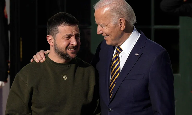 WASHINGTON, DC - DECEMBER 21: U.S. President Joe Biden (R) welcomes President of Ukraine Volodymyr Zelensky to the White House on December 21, 2022 in Washington, DC. Zelensky is meeting with President Biden on his first known trip outside of Ukraine since the Russian invasion began, and the two leaders are expected to discuss continuing military aid. Zelensky will reportedly address a joint meeting of Congress in the evening. (Photo by Drew Angerer/Getty Images)