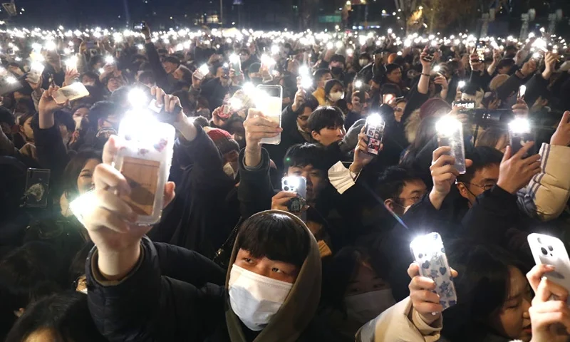 SEOUL, SOUTH KOREA - DECEMBER 31: Members of the public gather to celebrate New Year's Eve at the Bosingak Pavilion on December 31, 2022 in Seoul, South Korea. South Koreans will celebrate in central Seoul after the New Year event was held without an audience for the past three years due to the COVID-19 pandemic. (Photo by Chung Sung-Jun/Getty Images)