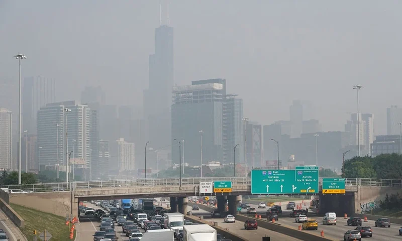CHICAGO, ILLINOIS - JUNE 28: Wildfire smoke clouds the skyline on June 28, 2023 in Chicago, Illinois. The Chicago area is under an air quality alert as smoke from Canadian wildfires has covered the city for a second straight day. (Photo by Scott Olson/Getty Images)