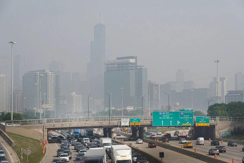 CHICAGO, ILLINOIS - JUNE 28: Wildfire smoke clouds the skyline on June 28, 2023 in Chicago, Illinois. The Chicago area is under an air quality alert as smoke from Canadian wildfires has covered the city for a second straight day. (Photo by Scott Olson/Getty Images)
