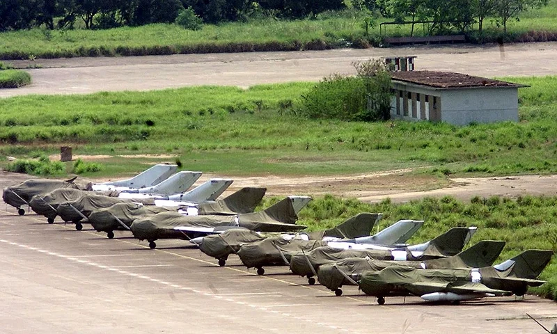 Chinese fighter jets line up on the tarmac of the People's Liberation Army (PLA) South China Naval and Airforce base in Haikou on China's Hainan island 08 April 2001, where the 24 crew members of a U.S. Navy surveillance plane are being held. US diplomats are pushing for daily unrestricted access to the the 24 crew members, as the negotiation for their release inched forward. AFP PHOTO/GOH Chai Hin (Photo credit should read GOH CHAI HIN/AFP via Getty Images)