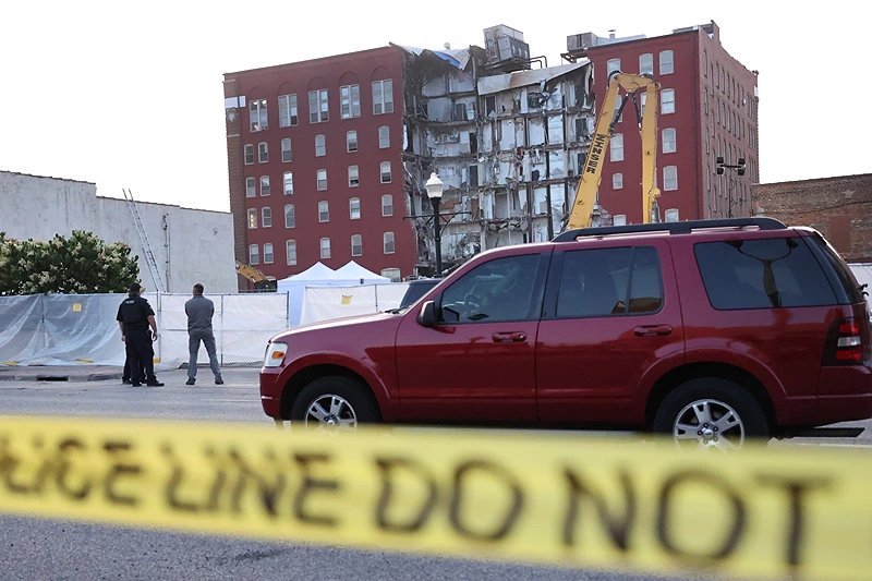 Iowa building collapse kills 3; lawsuits allege owners failed to warn of decay.