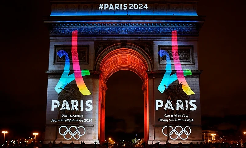 TOPSHOT - The campaign's official logo of the Paris bid to host the 2024 Olympic Games is seen on the Arc de Triomphe in Paris on February 9, 2016. AFP PHOTO / LIONEL BONAVENTURE (Photo by LIONEL BONAVENTURE / AFP) (Photo credit should read LIONEL BONAVENTURE/AFP via Getty Images)