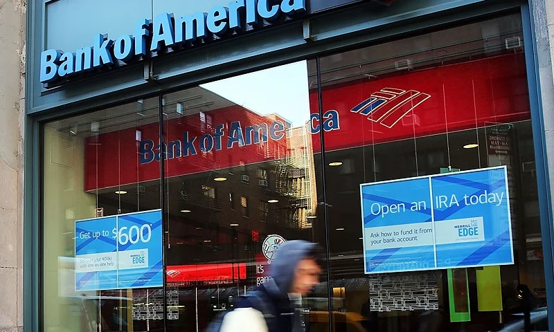 NEW YORK, NY - APRIL 16: People walk past a Bank of America branch on April 16, 2014 in New York City. As the nation's second-largest bank continues to struggle with fallout from the financial crisis, Bank of America reported a $276 million first-quarter loss Wednesday. (Photo by Spencer Platt/Getty Images)