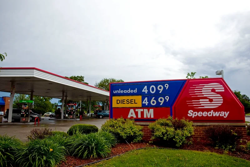 GLENDALE, WI - JUNE 8: Motorists fill up with gas at a Speedway gas station where a gallon of regular grade fuel costs over $4.09, June 8, 2008 Glendale, Wisconsin. Today marks the first day that the country's average price for a gallon of gas hit $4. (Photo by Darren Hauck/Getty Images)
