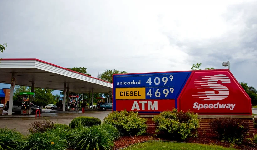 GLENDALE, WI - JUNE 8: Motorists fill up with gas at a Speedway gas station where a gallon of regular grade fuel costs over $4.09, June 8, 2008 Glendale, Wisconsin. Today marks the first day that the country's average price for a gallon of gas hit $4. (Photo by Darren Hauck/Getty Images)