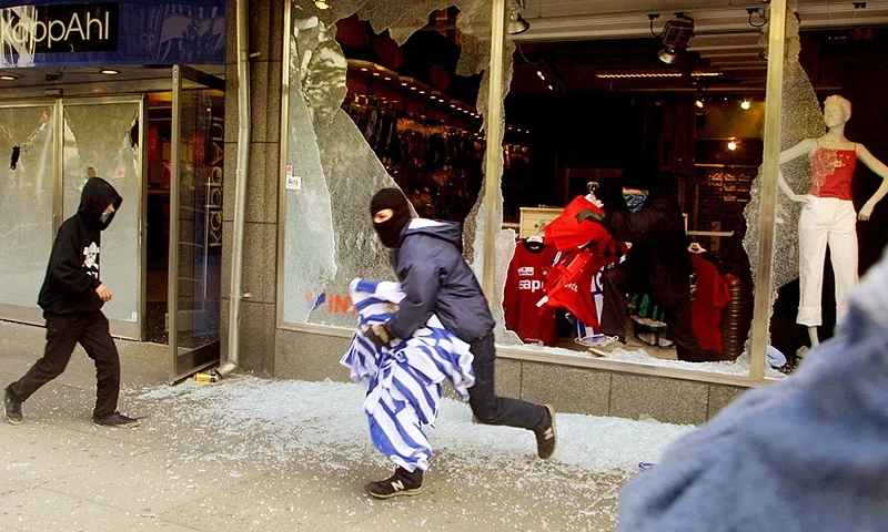 390629 03: Protesters steal merchandise from a sporting goods store as fighting breaks out during a demonstration against the EU Summit June 15, 2001 in Gothenberg, Sweden. (Photo by Sion Touhig/Getty Images)