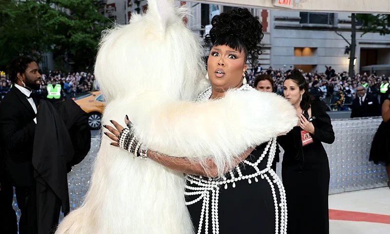 The 2023 Met Gala Celebrating "Karl Lagerfeld: A Line Of Beauty" - Arrivals NEW YORK, NEW YORK - MAY 01: Jared Leto dressed as Choupette and Lizzo attend The 2023 Met Gala Celebrating "Karl Lagerfeld: A Line Of Beauty" at The Metropolitan Museum of Art on May 01, 2023 in New York City. (Photo by Jamie McCarthy/Getty Images)