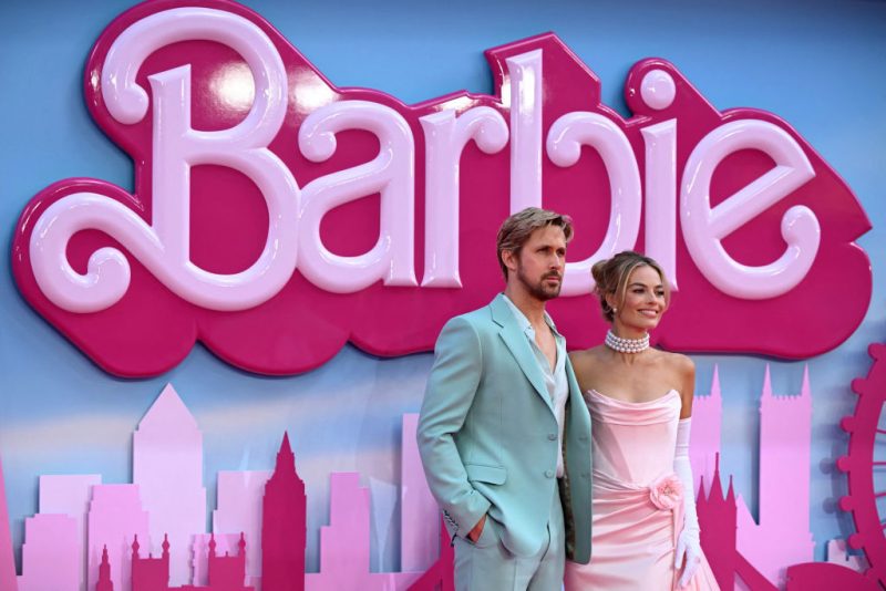 Canadian actor Ryan Gosling and Australian actress Margot Robbie (R) pose on the pink carpet upon arrival for the European premiere of 