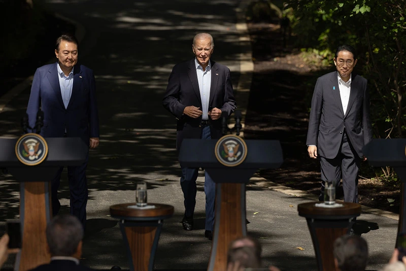 CAMP DAVID, MARYLAND - AUGUST 18: (L-R) Korean President Yoon Suk Yeol, U.S. President Joe Biden and Japanese Prime Minister Kishida Fumio arrive for a joint news conference following three-way talks at Camp David on August 18, 2023 in Camp David, Maryland. Biden hosted the trilateral summit at the presidential retreat near Thurmont, Maryland, where the leaders discussed moving forward in "lockstep" on issues related to military cooperations, international politics, countering China and North Korea and other topics. (Photo by Chip Somodevilla/Getty Images)