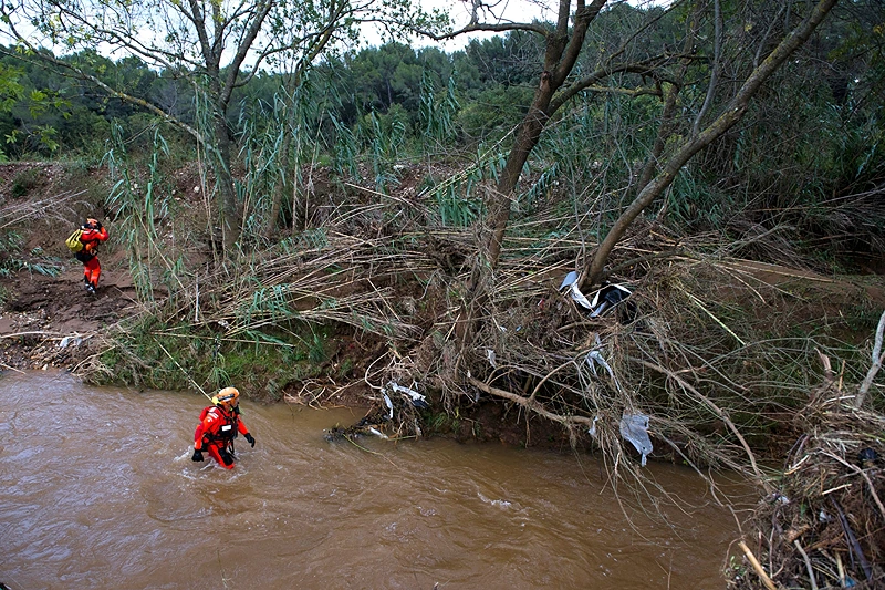 TOPSHOT-FRANCE-WEATHER-FLOOD
TOPSHOT - French firefighter divers search for a missing person near a river on November 28, 2014 in La Londe-les-Maures, southeastern France, after a violent storm which caused floods, damages and a woman's death. The body of a woman in her fourties was found on November 28 in La Londe-les-Maures after violent storms the day before, and three people are still reported missing in the area. AFP PHOTO / BERTRAND LANGLOIS (Photo by BERTRAND LANGLOIS / AFP) (Photo by BERTRAND LANGLOIS/AFP via Getty Images)