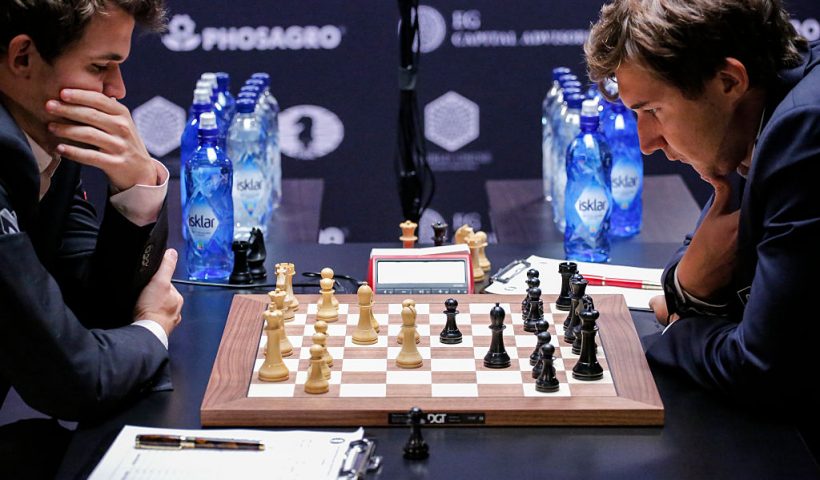 Sergey Karjakin (R), Russian chess grandmaster, plays against Magnus Carlsen, Norwegian chess grandmaster and current World Chess Champion, during round 12 of the World Chess Championship on November 28, 2016 in New York. / AFP / KENA BETANCUR (Photo credit should read KENA BETANCUR/AFP via Getty Images)