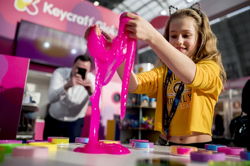 BRITAIN-BUSINESS-TOYS
A child plays with Goobands slimes during the press day of the annual Toy Fair at the Olympia exhibition centre in London, on January 23, 2018. The Toy Fair is the only dedicated toy, game and hobby exhibition in the UK, featuring over 250 exhibiting companies. / AFP PHOTO / Tolga AKMEN (Photo credit should read TOLGA AKMEN/AFP via Getty Images)