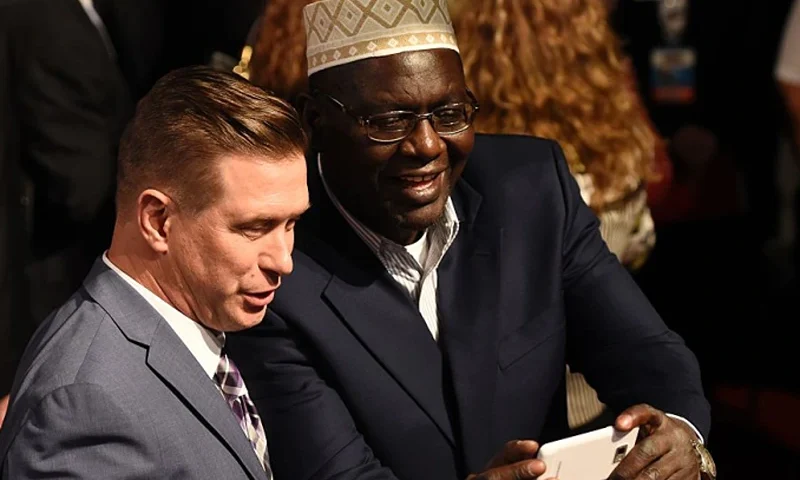 Malik Obama (R), President Barack Obama's Kenyan-born half-brother, meets with actor Stephen Baldwin after the final presidential debate at the Thomas & Mack Center on the campus of the University of Las Vegas in Las Vegas, Nevada on October 19, 2016. / AFP / SAUL LOEB (Photo credit should read SAUL LOEB/AFP via Getty Images)