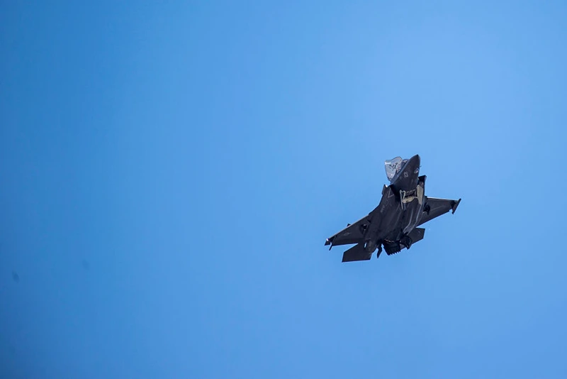 An F-35 fighter plane flies over the White House on June 12, 2019, in Washington DC. - US President Donald Trump announced while meeting with Polish President Andrzej Duda that Poland was ordering more than 30 F-35 combat aircraft. (Photo by Eric BARADAT / AFP) (Photo credit should read ERIC BARADAT/AFP via Getty Images)