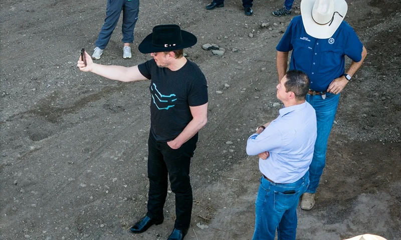 Elon Musk Visits Texas-Mexico Border EAGLE PASS, TEXAS - SEPTEMBER 28: An aerial view of tech entrepreneur Elon Musk, wearing a black Stetson hat, livestreaming while visiting the Texas-Mexico border on September 28, 2023 in Eagle Pass, Texas. Musk toured the border along the bank of the Rio Grande with Rep. Tony Gonzales (R-Texas) to see firsthand the ongoing migrant crisis, which he has called a "serious issue." (Photo by John Moore/Getty Images)