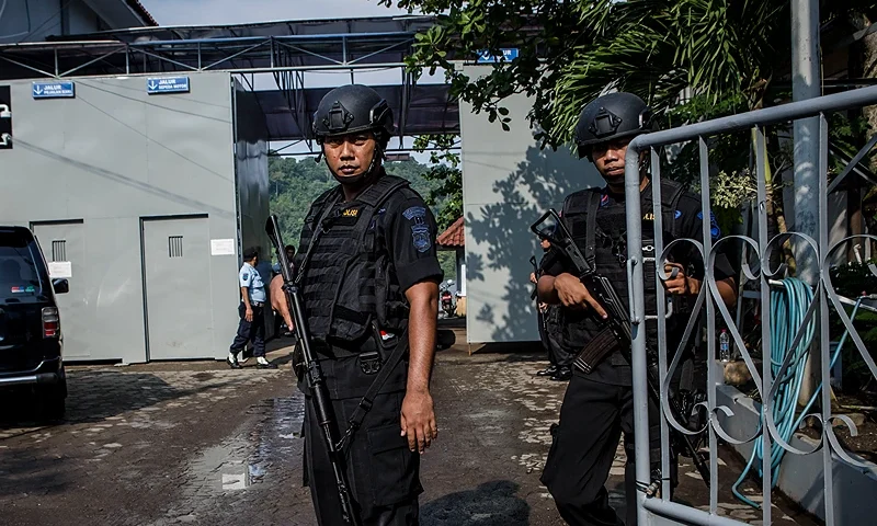 CILACAP, CENTRAL JAVA, INDONESIA - JULY 28: Indonesian police stand guard at Wijayapura port, the entrance gate to Nusakambangan prison, ahead of a third round of drug executions on July 28, 2016 in Cilacap, Central Java, Indonesia. According to reports, Indonesia is likely to resume executions of 14 prisoners on death row this week. Fourteen prisoners, including inmates from from Nigeria, Pakistan, India, South Africa, and four Indonesians, have been moved to isolation holding cells at Nusa Kambangan, off Central Java. (Photo by Ulet Ifansasti/Getty Images)