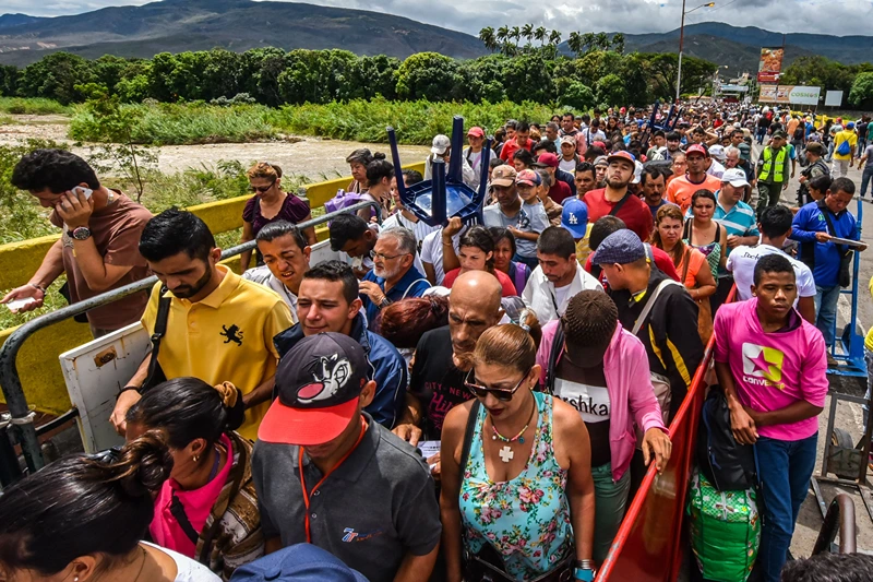 TOPSHOT-COLOMBIA-VENEZUELA-MIGRATION
TOPSHOT - Venezuelan citizens enter Cucuta, Norte de Santander Department, Colombia from San Antonio del Tachira, Venezuela at the Simon Bolivar international bridge on July 25, 2017. - Some 25.000 Venezuelans cross to Colombia and return to their country daily with food, consumables and money from ilegal work, according to official sources. Also, there are 47.000 Venezuelans in Colombia with legal migratory status and another 150.000 who have already completed the 90 allowed days and are now without visa. (Photo by Luis Acosta / AFP) (Photo by LUIS ACOSTA/AFP via Getty Images)